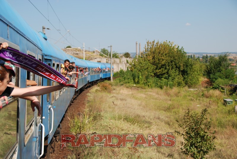 suporteri rapid pe tren