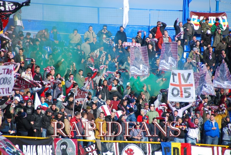 Suporterii rapidisti aprind fumigene la Bistrita Suporterii rapidisti aprind fumigene la Bistrita